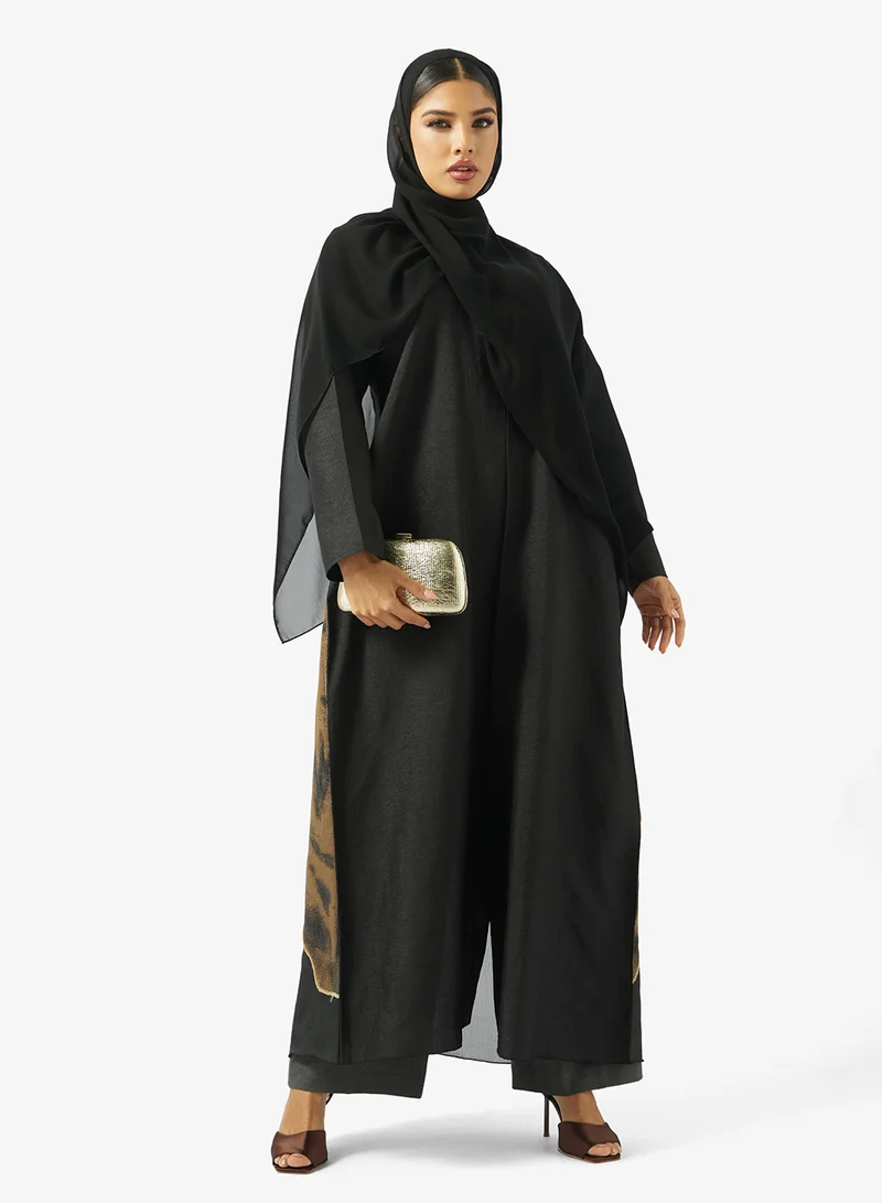 هيا كلوزيت عباية سوداء بطبعة خلفية